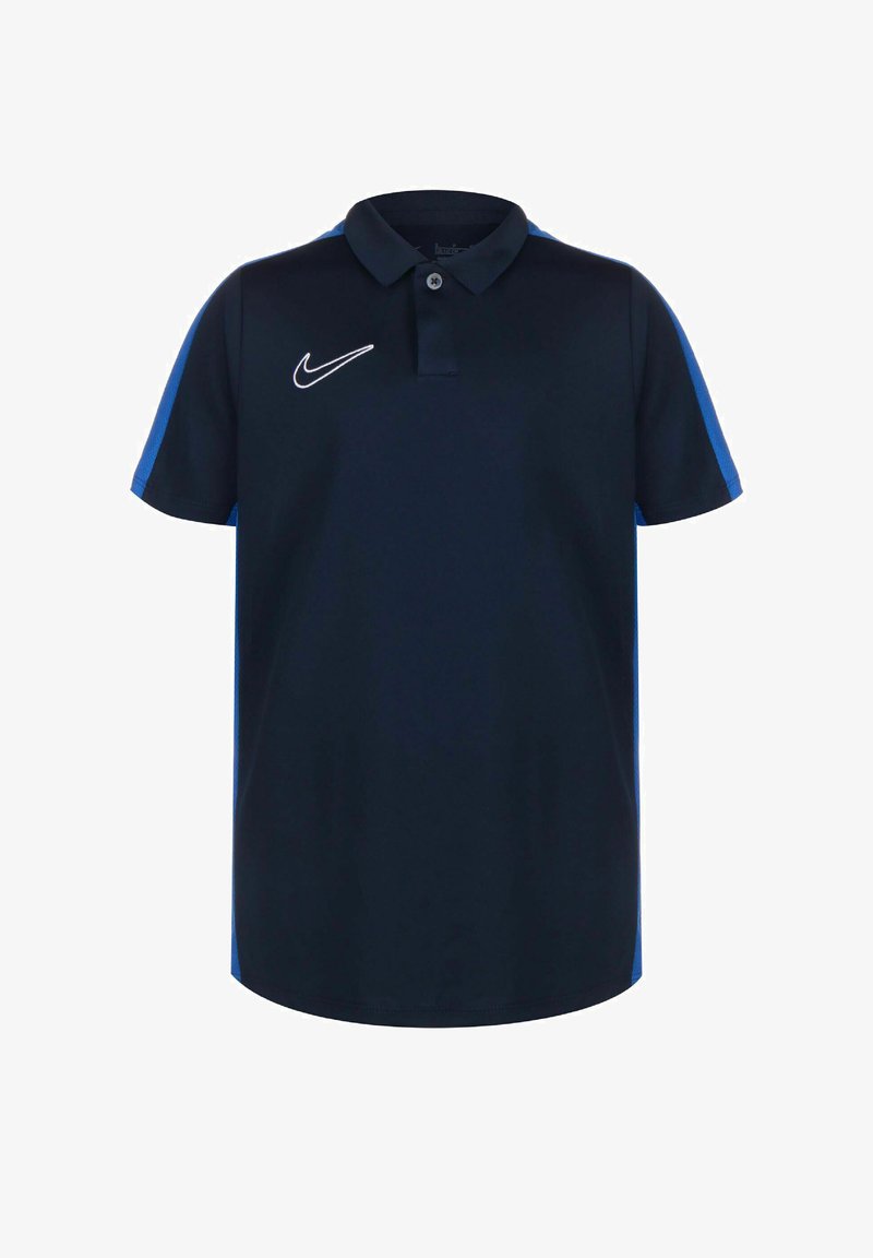 Polo shirt navy con pannelli laterali blu, realizzato in tessuto traspirante. Caratterizzato da un colletto con bottoni e un logo bianco ricamato sul petto.