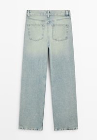 Jean en denim bleu clair, coupe droite, vu de dos avec deux poches plaquées et passants pour ceinture à la taille.