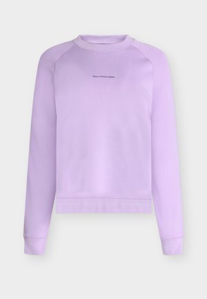 Lila crewneck-trui met lange mouwen en kleine gecentreerde tekst "Marc O’Polo DENIM" op de voorkant tegen een lichte achtergrond.