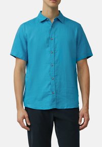 Teal kortek mouw button-up shirt gemaakt van lichte stof met een klassieke kraag, voorzien van donkere knopen aan de voorkant en een relaxte pasvorm.