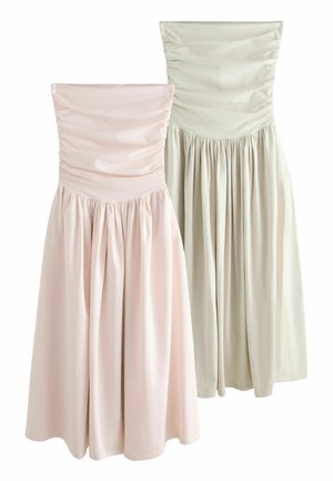 Saténové šaty bez ramienok s nariasenými živôtikmi a naberanými sukňami, zobrazené v jemnej ružovej a svetlo béžovej farbe.