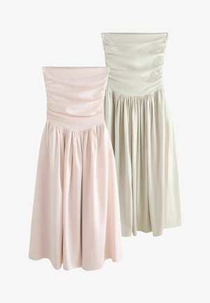 Rihmadeta satiinist kleidid, millel on voltis esiosad ja kogutud seelikud, kujutatud pehmes roosas ja helebeezis värvitoonis.