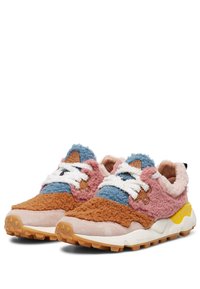 Zapatillas multicolores que combinan telas marrones, rosas, azules y crema, con superficies texturizadas y cordones blancos. Suela de goma con detalles en amarillo.