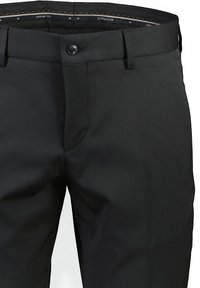 Czarne dopasowane spodnie o gładkiej fakturze. Posiadają pojedyncze zapięcie na guzik i klasyczny krój, zaprojektowane do noszenia w formalnych lub biznesowych okolicznościach.