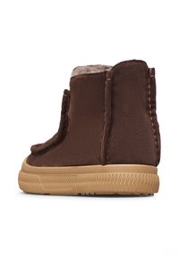 Stivali ankle in suede marrone con una morbida fodera interna, suola in gomma e dettagli di cucitura a contrasto lungo i bordi.