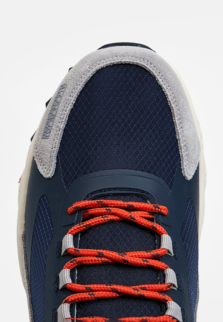 Chaussure de randonnée marine avec des accents en suède gris, tige en maille texturée, lacets orange et capuchon en caoutchouc. Comprend des œillets renforcés et un amorti.