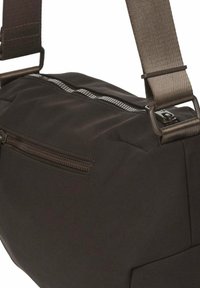 Zwarte stoffen schoudertas met een ritssluiting, stevige nylonband en een gestructureerd oppervlak voor duurzaamheid. Eenvoudig en functioneel ontwerp.