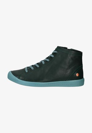 Sneakers alte in pelle verde scuro con lacci e suola azzurri. Presentano dettagli di cucitura e un piccolo logo laterale.
