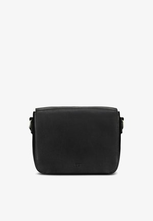Zwarte leren crossbodytas met flapsluiting en subtiel reliëflogo aan de voorkant, getoond tegen een witte achtergrond.