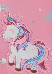 Unicorno ricamato bianco su uno sfondo rosa, con criniera multicolore e corno arcobaleno, circondato da piccole stelle e nuvole.