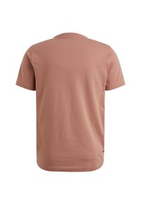 Jednoduché tričko s krátkým rukávem v jemné růžové barvě z pohledu zezadu, s kulatým výstřihem na bílém pozadí.