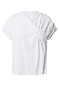 Camiseta blanca con estilo envolvente, fabricada en tejido suave, con mangas cortas, escote en V profundo y detalles fruncidos en el costado.