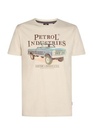 Beiges Baumwoll-T-Shirt mit einem Grafikdruck eines blauen Vintage-LKW und dem Text "PETROL INDUSTRIES". Rundhalsausschnitt und kurze Ärmel.