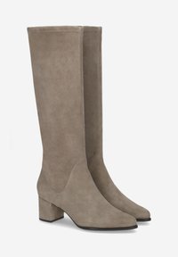 Knöchelhohe taupefarbene Wildlederstiefel mit weiter Schaft, quadratischer Zehe und Blockabsatz. Steppnähte an den Seiten verleihen dezente Textur.