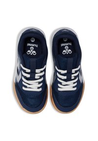 Marineblaue Sportschuhe mit weißen Akzenten, Obermaterial aus Mesh und weißen Schnürsenkeln. Gummisohle, gepolsterter Kragen und Logo auf der Zunge.