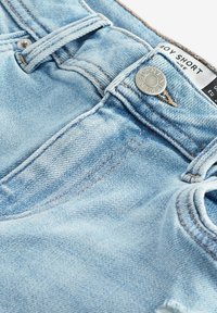 Next REGULAR FIT - Denimové šortky - bleach denim