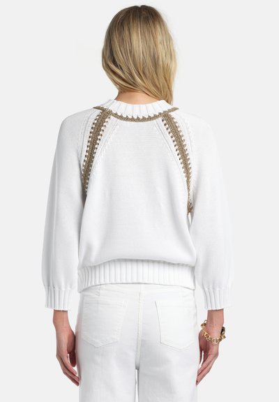 Pulover alb tricotat cu tiv și mâneci cu model reiat, decorat cu un detaliu croșetat auriu și bej de-a lungul umerilor și a decolteului.