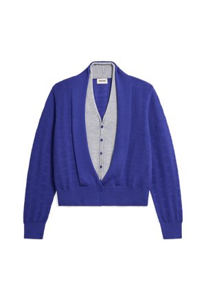 Lila Strickjacke mit einer kontrastierenden grauen Knopfleiste und Schalkragen. Sie hat lange Ärmel und einen einzelnen Knopfverschluss.