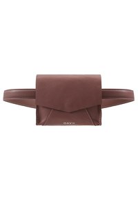 Bolso de cintura de cuero marrón con un acabado texturizado, que presenta un cierre tipo solapa y costuras de contraste, junto con un detalle de logo en la parte frontal.