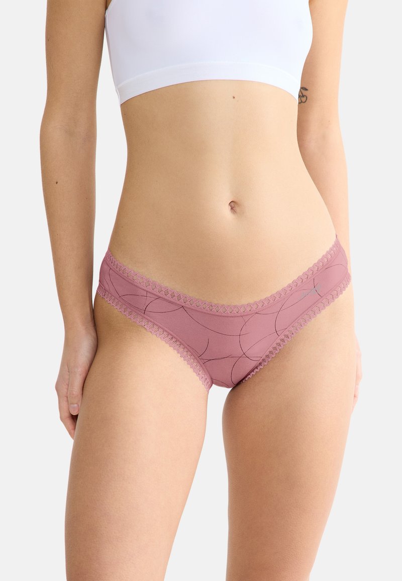 Lichtroze katoenen slipjes met kanten rand, met een gladde textuur en subtiele zwarte lijnpatronen, die een klassiek model benadrukken.