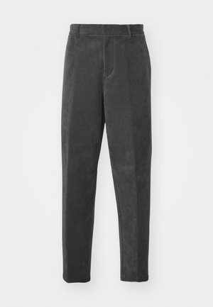 Pantaloni in corduroy grigi con design a gamba dritta, cintura elastica, texture a righe verticali e tasche laterali.