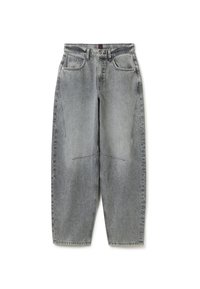 Pantalones de mezclilla gris claro con un corte holgado, que cuentan con una cintura de altura media, cinco bolsillos y costuras estructuradas.