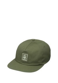 Olijfgroen zes-paneel baseballpet met gebogen rand en een vierkant patch met een zon- en bergontwerp met tekst.