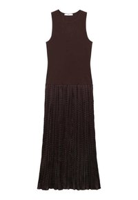 Rochie fără mânici, de culoare marron, cu un corset ajustat și o fustă plisată, texturată. Materialul pare moale, cu un luciu subtil.