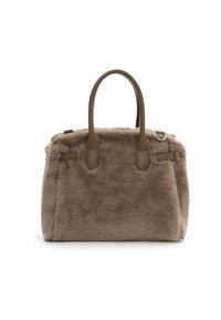 Brun faux fur håndtaske med glatte læderhåndtag, rektangulær form og syet detaljer. Inklusiv en sølv hardware accent på siden.
