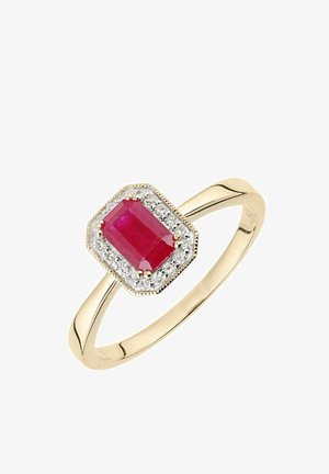 Guldring med en rektangulær rød ædelsten omgivet af en glorie af små klare sten. Glat, poleret bånd med et minimalt design.
