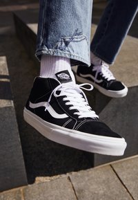 MID SKOOL 37 UNISEX - Høye joggesko - black/true white