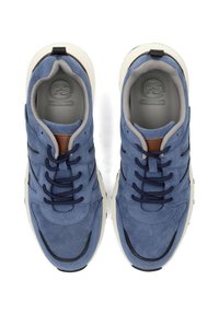 Zapatillas de ante azul con cordones oscuros, un acento de cuero marrón y una suela blanca gruesa. La punta redondeada y los paneles texturizados realzan el diseño.