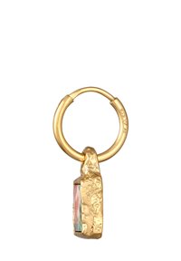 Guldtonad hoopsörring med en texturerad hänge som har en multi-färgad rektangulär sten som blandar rosa, blå och klara nyanser.