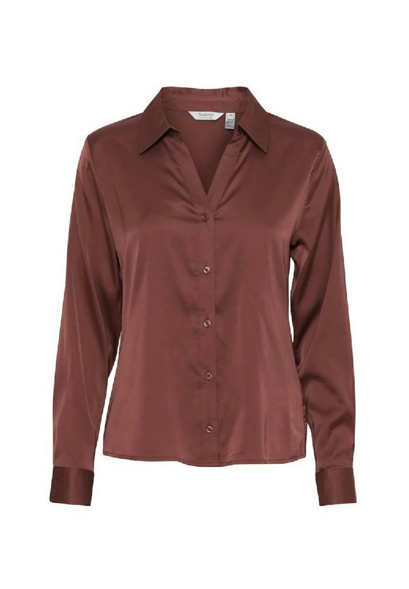 Camicia lunga in satin marrone con colletto, chiusura frontale con bottoni e una leggera lucentezza. Presenta un collo a V e polsini aderenti.