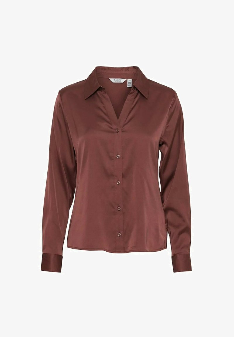 Camicia lunga in satin marrone con colletto, chiusura frontale con bottoni e una leggera lucentezza. Presenta un collo a V e polsini aderenti.