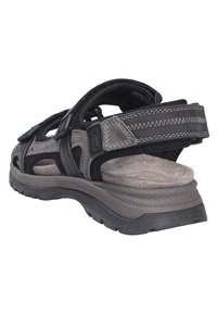 Sandale noire et grise avec des sangles réglables, une semelle intérieure rembourrée et une semelle extérieure en caoutchouc texturé. Design ouvert pour la respirabilité.