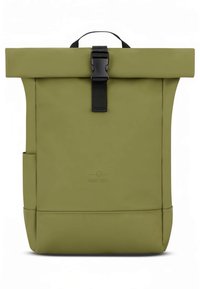 Zelený batoh s horním rolovacím uzávěrem na černou přezku, hladký voděodolný materiál, boční kapsa a reliéfní logo značky na spodní straně.