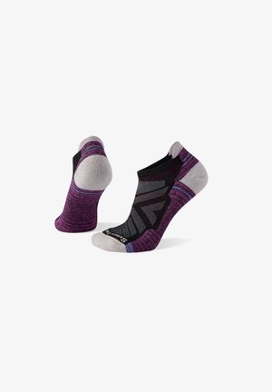 Lila und schwarze Sportsocken mit strukturierten Mustern, niedrigem Schnitt und gepolsterten Sohle; verstärkte Fersen- und Zehenbereiche.