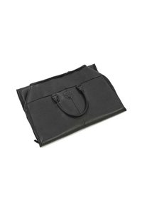 Fekete bőr laptop táska két fogantyúval, cipzáras záródással és strukturált dizájnnal. Elől lévő bélyegzett logóval és sima felülettel rendelkezik.