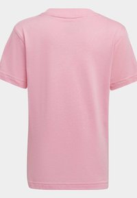 Różowa bawełniana koszulka z krótkim rękawem, okrągłym dekoltem i gładką fakturą. Charakteryzuje się prostym wzornictwem bez widocznych wzorów czy akcentów.