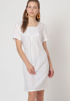 Vestido blanco de manga corta con panel bordado texturizado en el escote, detalle plisado en la parte inferior y un corte relajado, fabricado en tejido ligero.