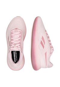 Világos rózsaszín sportcipők hálós felsőrésszel, párnázott nyelvvel és texturált talppal. Finom csíkokkal és logóval rendelkezik az oldalukon.