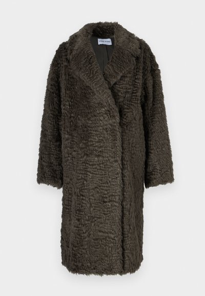 Dirbtinio kailio paltas tamsiai alyvuogių spalvos; per didelis modelis su šalikiniu apykakle, turintis tekstūruotą paviršių ir tris ketvirčius ilgio rankoves.