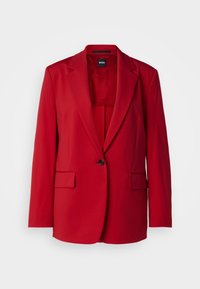 Červený blazer s klopovým límcem, jednořadým zapínáním na knoflík, dvěma předními kapsami a hladkým povrchem. Uvnitř se nachází odpovídající podšívka.