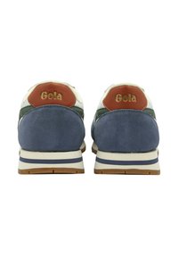 Blaue und graue Wildledersneaker mit weißen und grünen Akzenten, ausgestattet mit einem braunen Logopatch und einer gestreiften Sohle. Rückansicht der Schuhe.