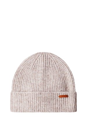 Lichtbeige geribbelde gebreide muts met omgeslagen boord en een klein bruin leren label aan de zijkant.
