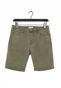 Shorts vert olive en coton, avec un design standard à cinq poches, passants de ceinture et fermeture à bouton à l'avant. Accrochés à un cintre noir.