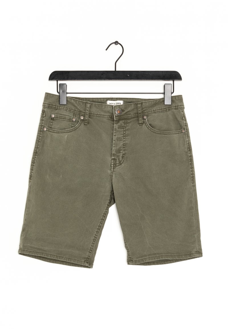 Shorts vert olive en coton, avec un design standard à cinq poches, passants de ceinture et fermeture à bouton à l'avant. Accrochés à un cintre noir.