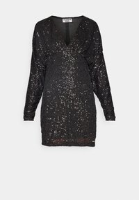 Robe noire à paillettes avec des manches longues, décolleté en V profond et détails froncés, présentant une texture côtelée et un éclat subtil sur l'ensemble.