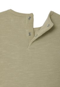 Hellgrünes, strukturiertes Kurzarmoberteil mit Henley-Ausschnitt, das drei Druckknöpfe am Kragen und gerippte Abschlüsse aufweist.